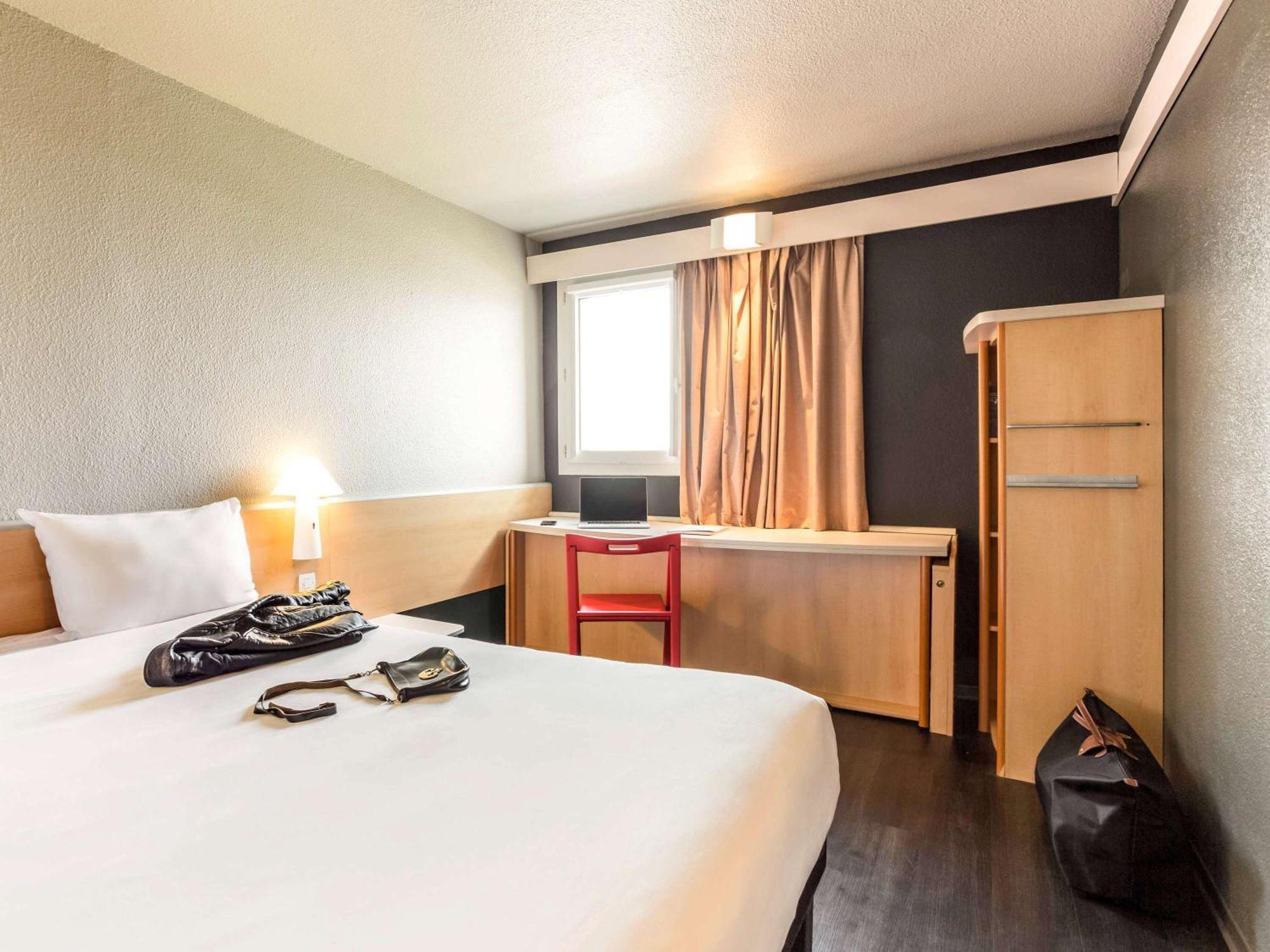 Hotel Ibis Pau Lescar Esterno foto