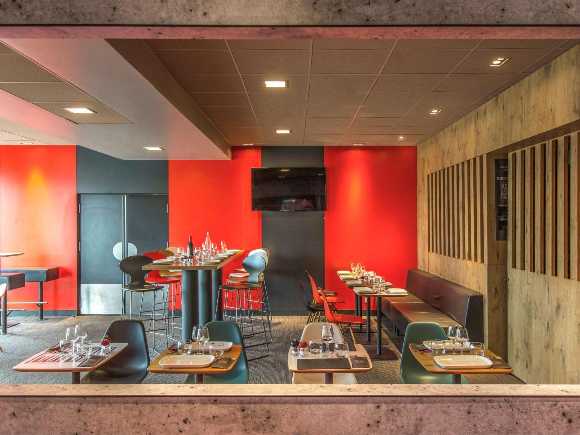 Hotel Ibis Pau Lescar Esterno foto