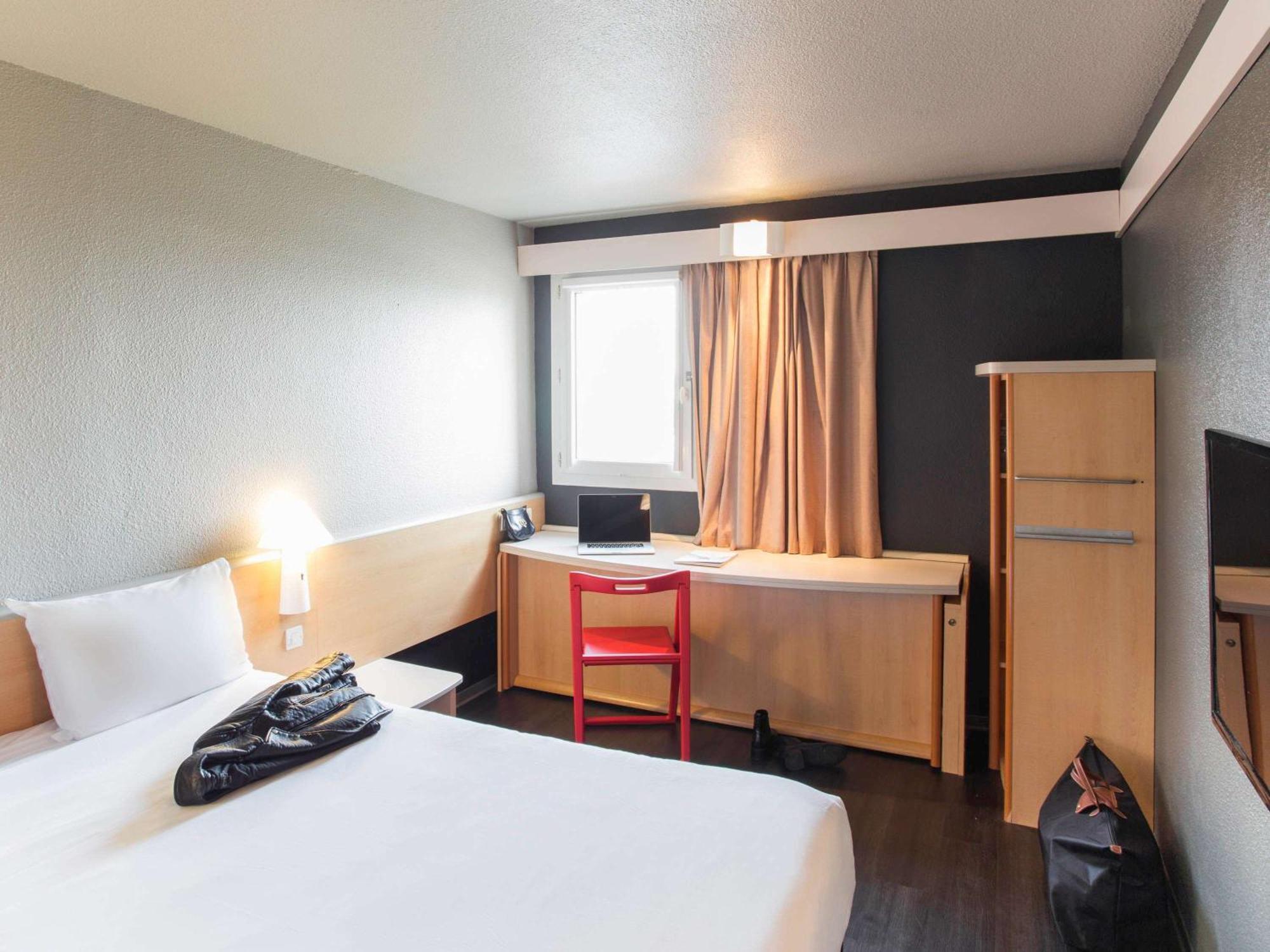 Hotel Ibis Pau Lescar Esterno foto