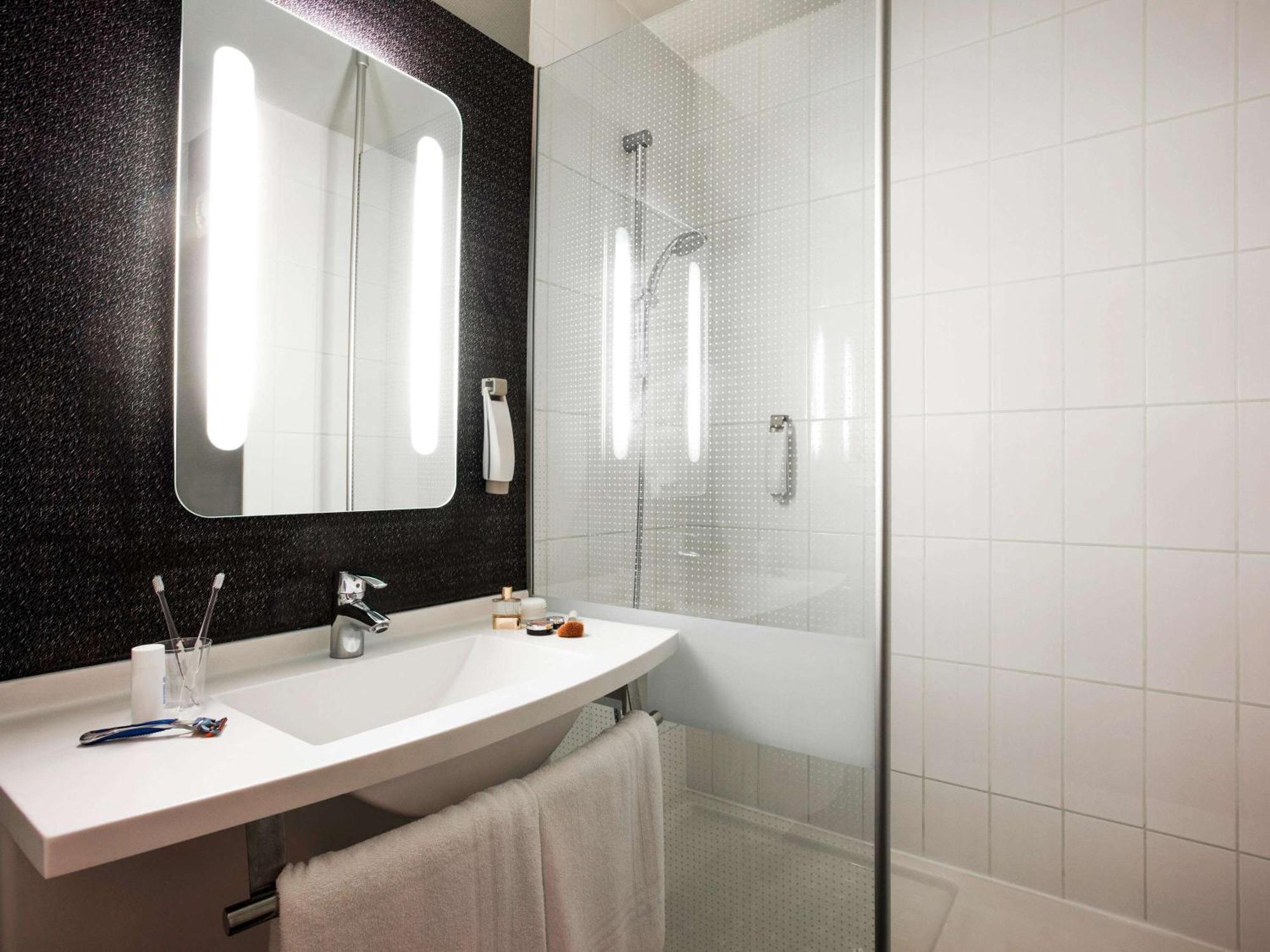 Hotel Ibis Pau Lescar Esterno foto