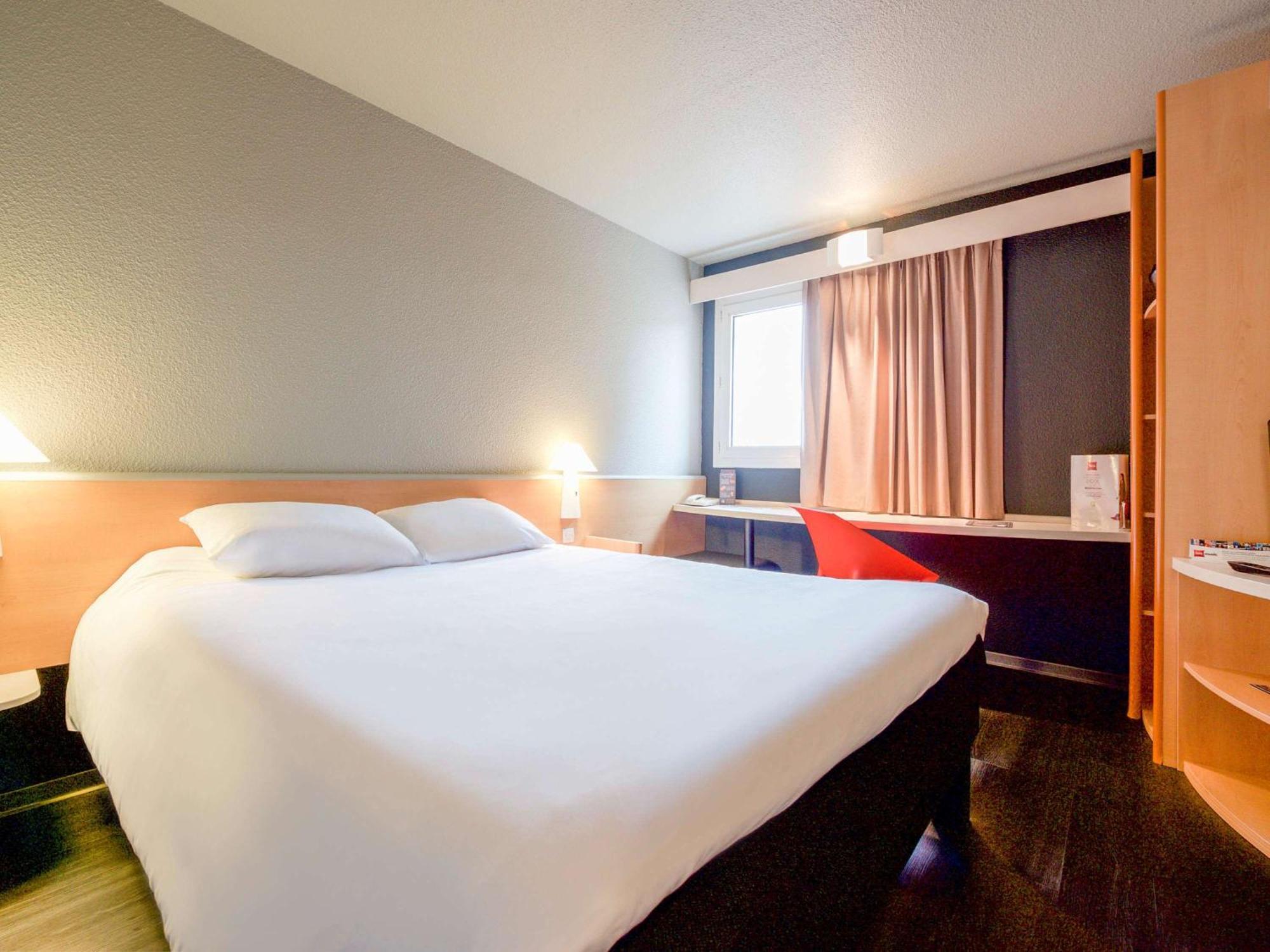 Hotel Ibis Pau Lescar Esterno foto