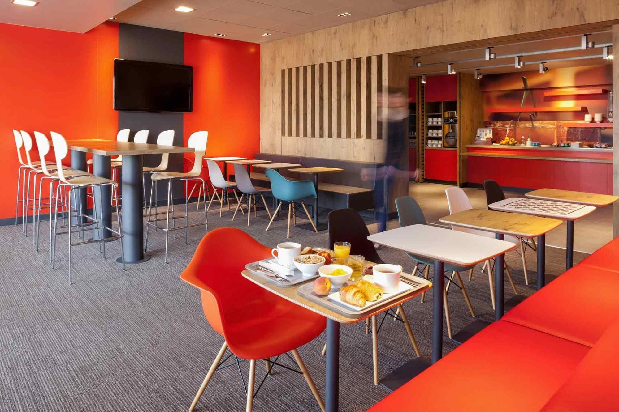 Hotel Ibis Pau Lescar Esterno foto