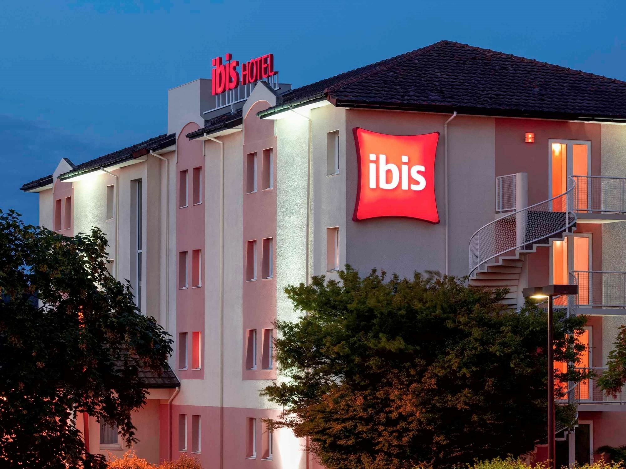 Hotel Ibis Pau Lescar Esterno foto