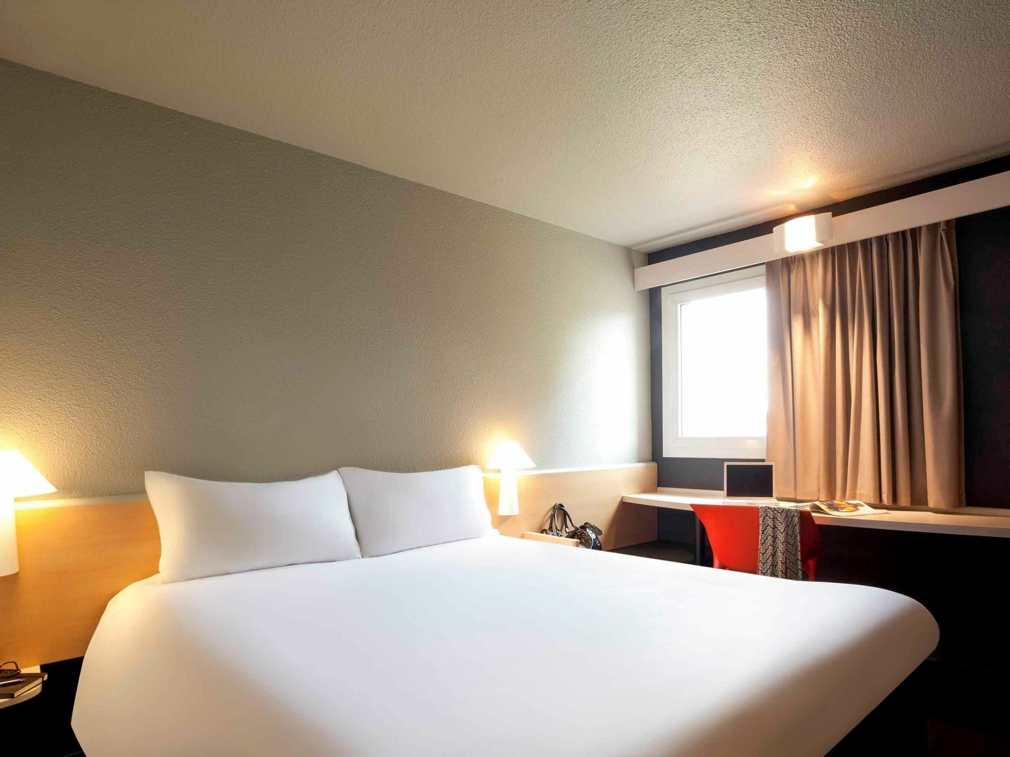 Hotel Ibis Pau Lescar Esterno foto