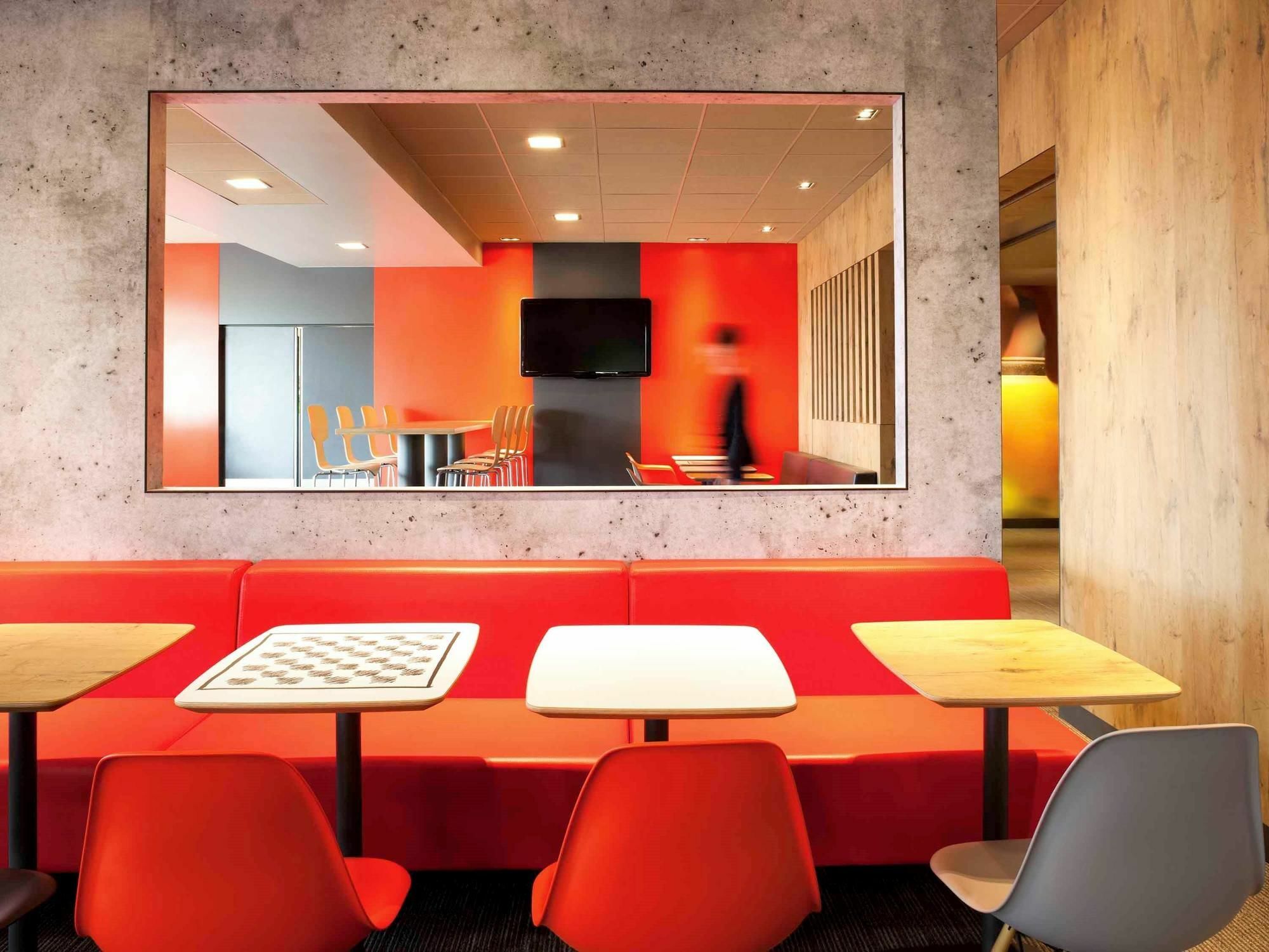 Hotel Ibis Pau Lescar Esterno foto