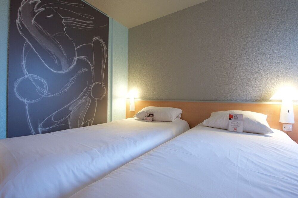 Hotel Ibis Pau Lescar Esterno foto